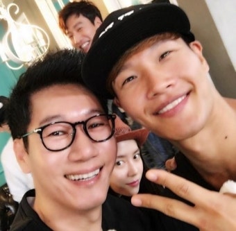 ‘런닝맨’ 지석진, 김종국 셀카의 시선강탈자 송지효 (Feat. 이광수)