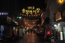 [현장르포]청년상인이 살려낸 ‘1913송정역시장’, 청년상인들이 꾸민 점포 시장에 활기가 찾아왔다
