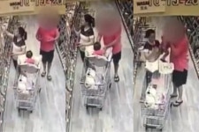 마트서 카트 위에 앉혀둔 아기를 쓰윽.. 친절이냐 납치냐