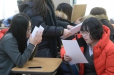 수능 성적표 받은 수험생들