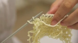 라면으로 한땀 한땀.. 그녀가 뜨개질 하는 이유