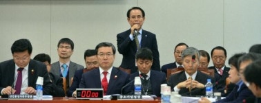 의원들의 질의에 답하는 정창길 중부발전사장