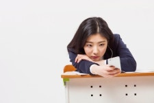 점심시간에 스마트폰 쓰면 오후에 더 피곤한 이유?