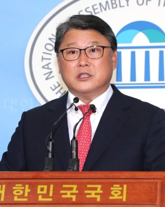 조원진 등 국회의원 82명 '박근혜 불구속 청원서' 법원 제출