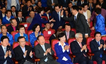 출구조사 결과에 환호하는 더불어민주당