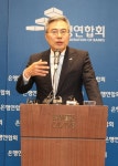 하영구 회장 은산분리 등 금융규제 완화하고 유연한 임금체계 갖춰야