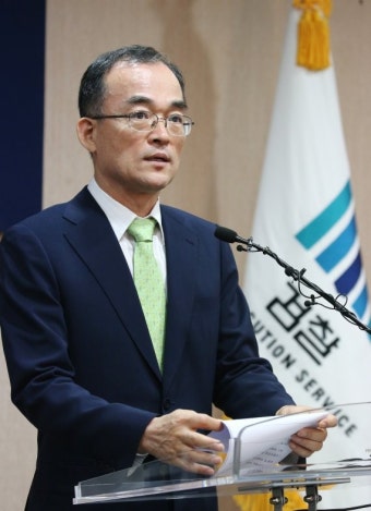 기자간담회에서 발언하는 문무일 검찰총장