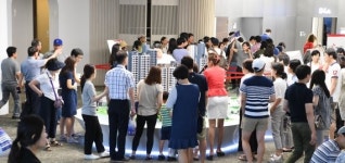 공덕 SK리더스뷰 전시장에 모여든 시민들