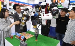 첨단로봇 경연장 ′2017 로보월드′ 개막