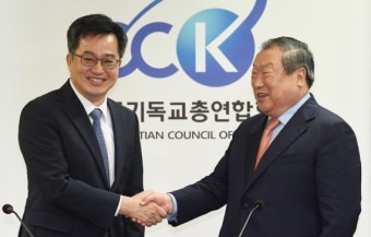 악수하는 김동연 부총리와 엄기호 목사