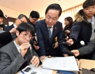 한서고교생의 실험 참관하는 김상곤 부총리