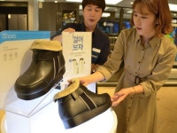 신고 다니면서 발 마사지 받으세요