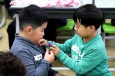 꽃은 이렇게 다는거야