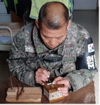 전역병의 성공을 기원하며 도장을 선물하는 특급전사