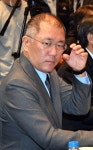 안경 고쳐쓰는 정의선 현대차그룹 부회장