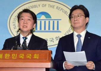 통합선언물 발표하는 안철수 대표와 유승민 대표