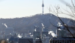 강추위에 난방 연기 내뿜는 도심빌딩