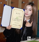 [포토] 엘리스 소희, ‘졸업장 들고 상큼하게’