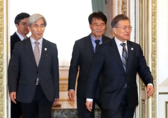 文대통령 ‘6월 개헌 의지’ 재차 강조