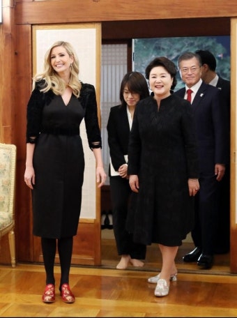셀피에 즉석선물까지..김정숙 여사의 세심한 '영부인 외교'