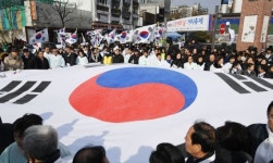 [포토] 구국 기도회 vs. 독립만세.. 3.1절 휘날린 태극기