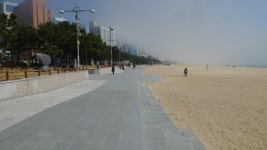 해운대해수욕장 보행로 넓어졌다 