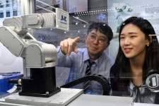 초소형 공장자동화 로봇 살펴보는 관람객들