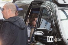 [포토] 케이티 페리(Katy Perry), ‘차안에서 팬들 애장품에 사인 서비스’