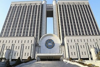 법원, 청와대 앞 '박근혜 퇴진 1인시위' 저지에 손해배상 판결