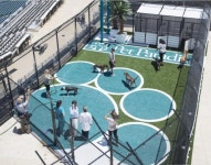 가족이니까.美미식축구 경기장에 반려동물 놀이터 생겼다