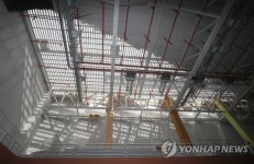 “초가집도 견뎠는데” 태풍만 오면 뚫리고 비새는 공공시설