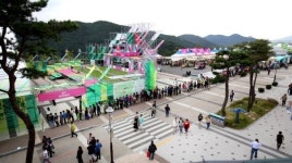 울주세계산악영화제 큰 호응 속 개막...주말맞아 북적