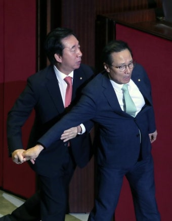 홍영표 원내대표 잡아끄는 김성태 원내대표