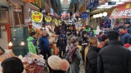 [전통시장과 함께하는 재래夜 놀자] 외국인들 엽전 신기통보 내밀며 튀김 먹어볼래요