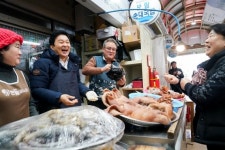 [fn포토] “순대·족발 사세요” 원희룡 지사, 알바생 깜짝 변신