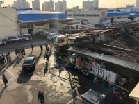 화재로 지붕 내려앉은 울산농수산물시장...13억5천 피해