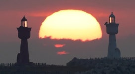 [네모이야기] 해가 져야 보이는 것