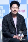 머리좀혜어샵 | [포토] 신하균, ‘머리좀 쓰는 형님’