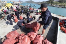 ‘힐링의 섬’ 제주 추자도에 쓰레기 100톤 떠밀려와 ‘몸살’  