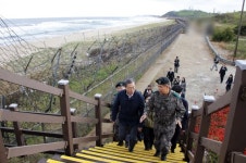 문대통령 강원도와 평화경제 시대 준비.. 금강산 관광 재개 의지