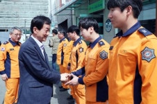 진영 행안부 장관, 고양시 신도119안전센터방문 소방관 격려