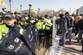 브레이크 없는 과격행동에 정치권, 경찰도 '경고 메시지'