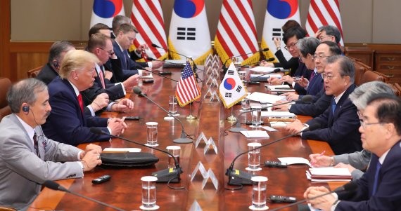 트럼프, 한미정상회담 질문을 회피하며 한미관계 훌륭하다 평가