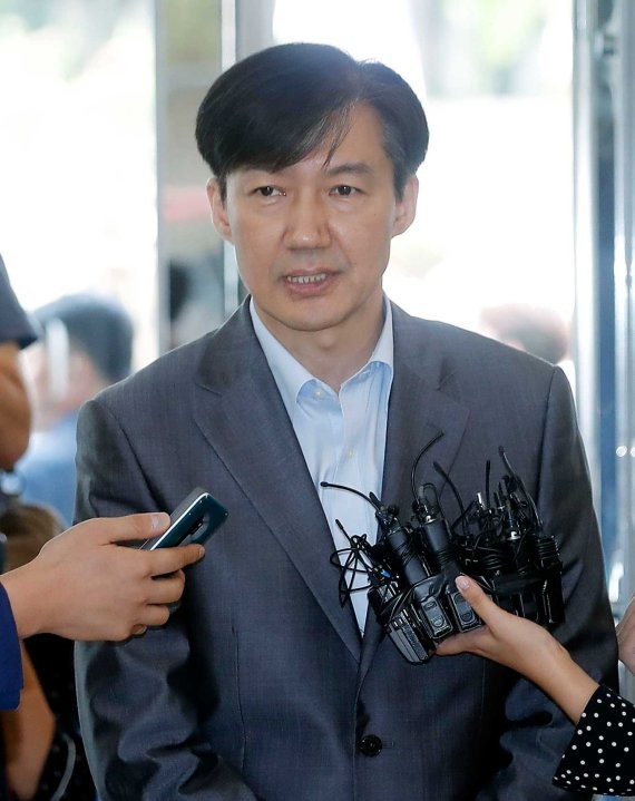 이 대통령, 조국-윤미향 사면 결정 내일 예정... 국민통합에 대한 시험대