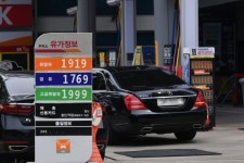 유류세 인하 끝나 한산한 모습 보이는 주유소