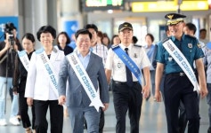 박승원 광명시장 KTX광명역서 귀성객 ‘배웅’