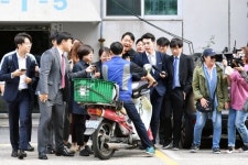 조국 장관 집에서 나오는 배달원에게 질문하는 취재진