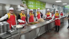 [포토뉴스] 과천시의회 노인복지관 배식봉사