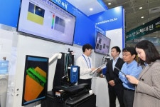 앤비젼 부스 돌아보는 한국전자산업대전 관람객들