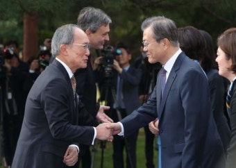 文대통령의 ‘친서 외교’… 교착상태 한일 관계 변곡점 될까 [친서들고 일본가는 李총리]